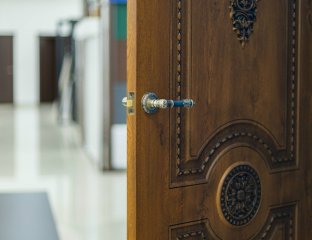 Двери Сахалина: десять лет надёжных решений для сурового климата